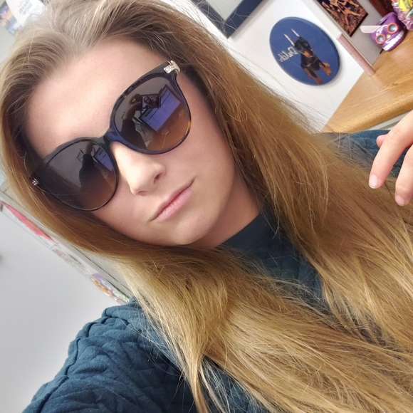 Meet your Posher, Alyssa - Picture 3 of 7